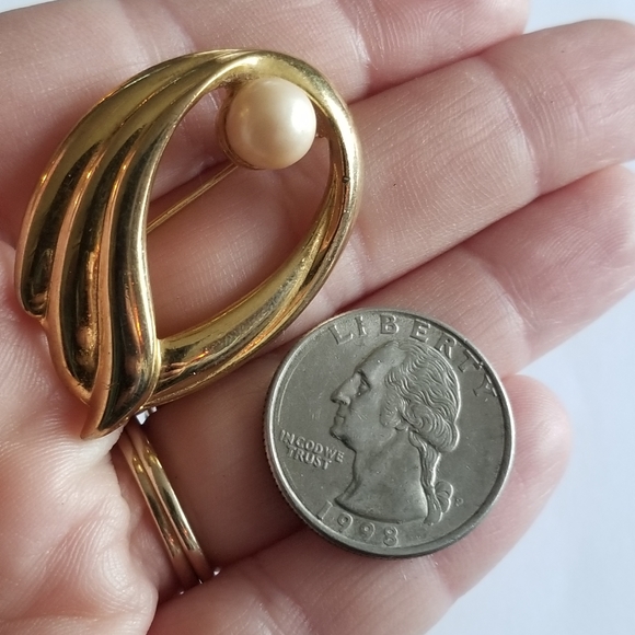 Vintage brooch faux pearl gold tone ripple ridge - Picture 2 of 7